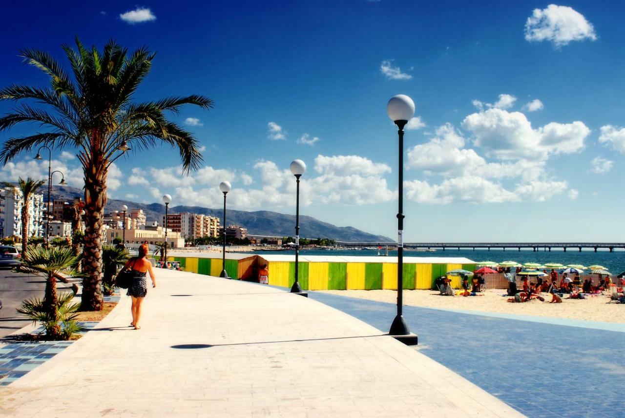Aduepassi Apartments Manfredonia Bagian luar foto